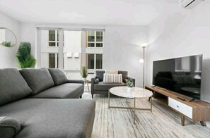 Smart TV, libros y monitor de computadora