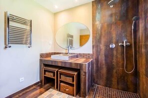 Baignoire, serviettes fournies