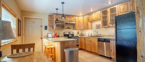 Jääkaappi, mikroaaltouuni, uuni, liesi