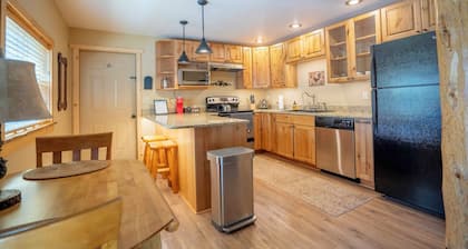 Cedar Haven Cottage - Pet Friendly! Private BBQ, Deck & Yard