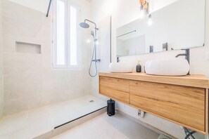 Dusj, hårføner, håndklær og toalettpapir