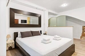 5 Schlafzimmer, Schreibtisch, Bügeleisen/Bügelbrett, WLAN