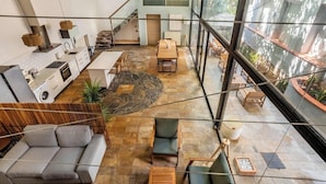 Een modern interieur met een keuken, eethoek en zithoek met uitzicht.