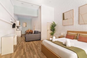 5 bedrooms, desk, iron/ironing board, WiFi - 12 guests Private garden Duplex next to LasRamblas (Barcelona)