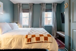 2 camere, una scrivania, ferro/asse da stiro, culla da viaggio