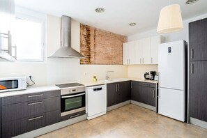 Fridge, microwave, oven, stovetop - Gran Vía Historic Catalan 4BD for Families (Barcelona)