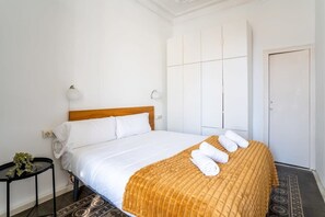 4 quartos, escrivaninha, ferros/tábuas de passar roupa, berço de viagem