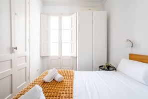 4 室のベッドルーム、デスク、アイロン / アイロン台、WiFi