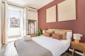 4 Schlafzimmer, Schreibtisch, Bügeleisen/Bügelbrett, Reisekinderbett