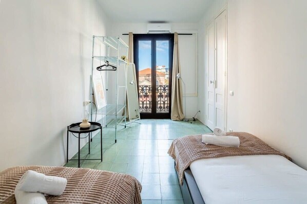 4 bedrooms, desk, iron/ironing board, WiFi - Gran Vía Historic Catalan 4BD for Families (Barcelona)