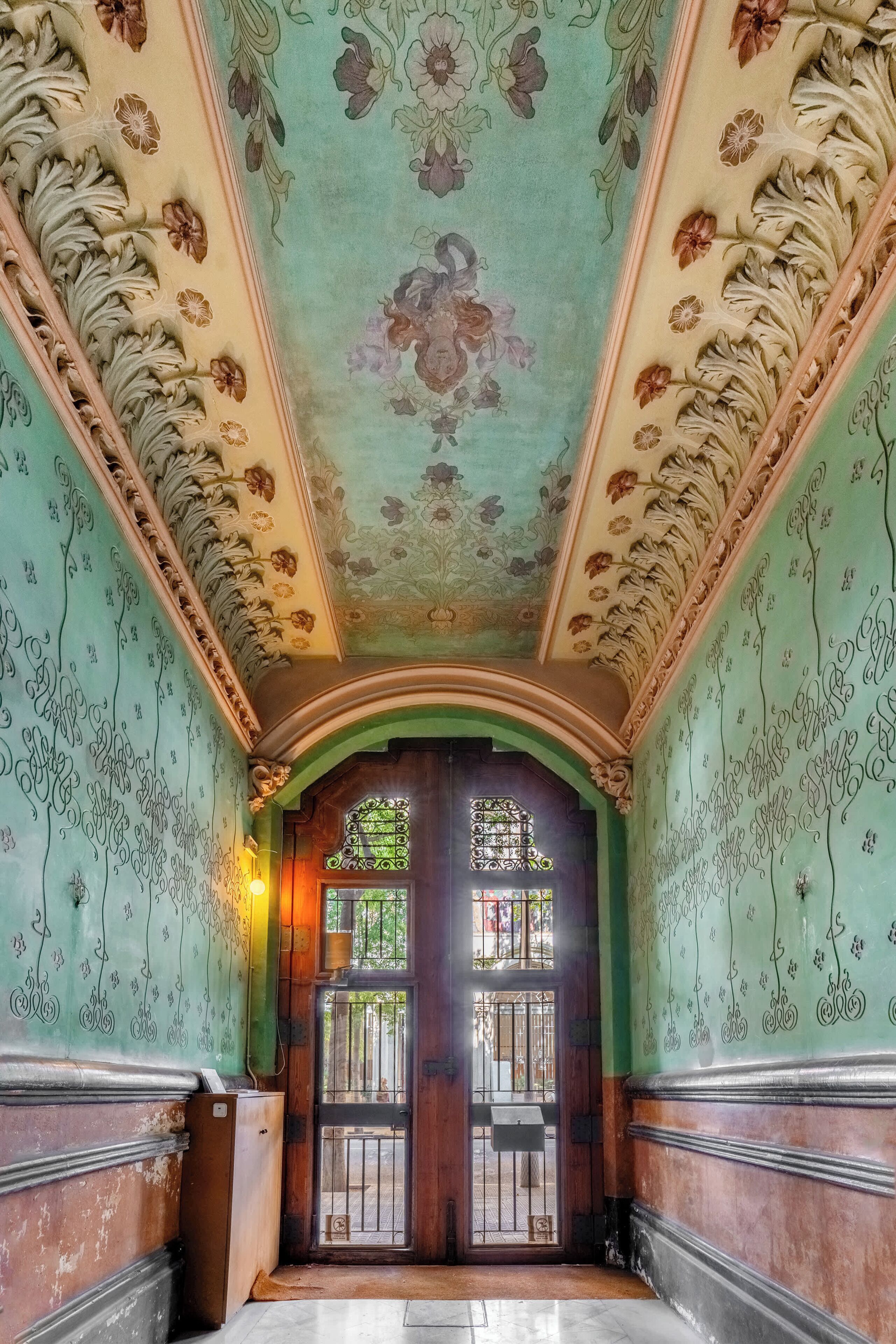 المنشأة من الداخل