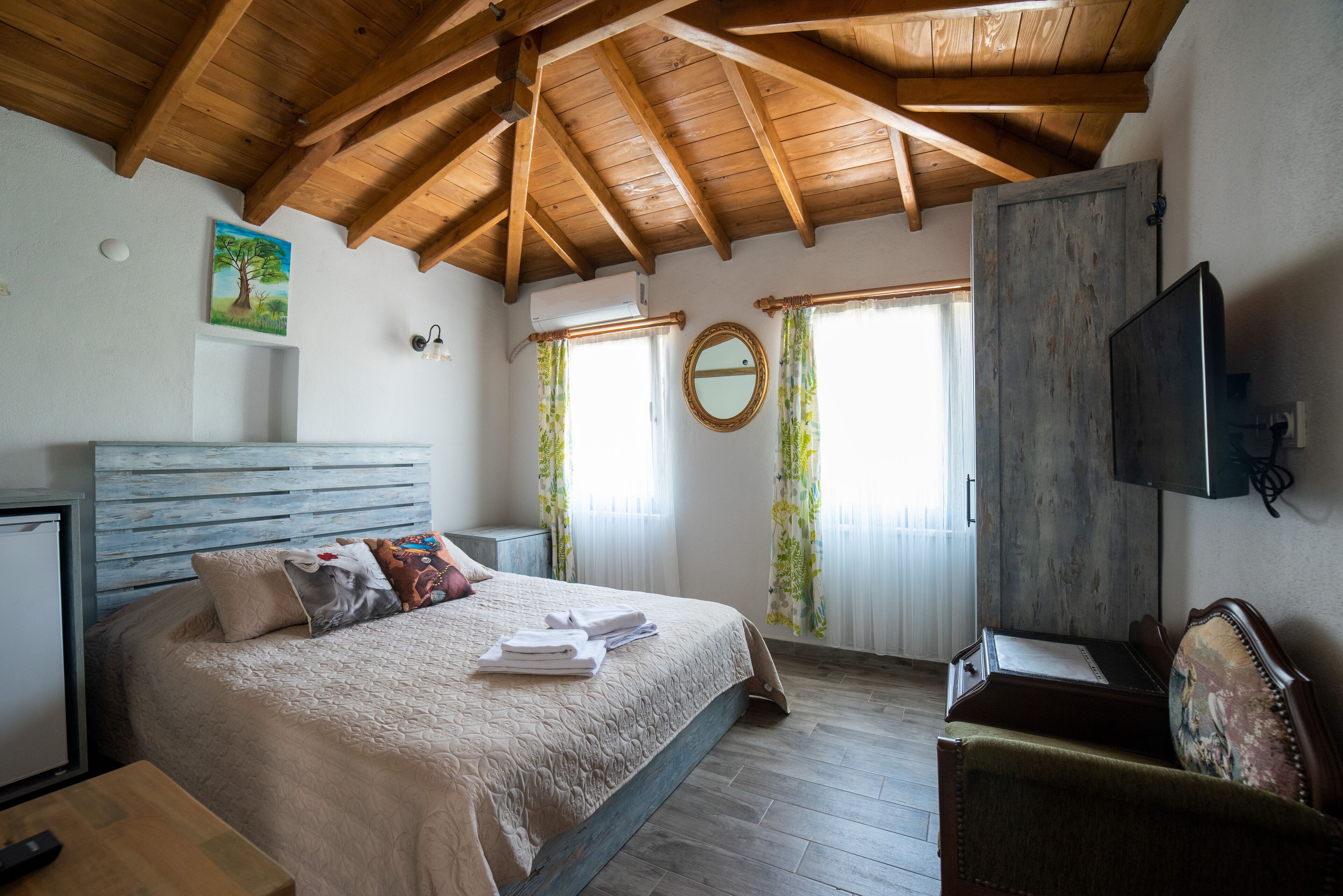 Muebles diferentes, sistema de insonorización y wifi gratis 