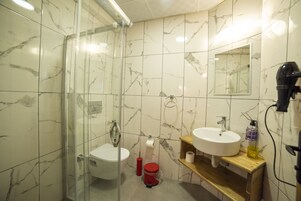 Standard Tek Büyük Yataklı Oda | Banyo | Duş, ücretsiz banyo/kozmetik ürünleri, saç kurutma makinesi, terlik 
