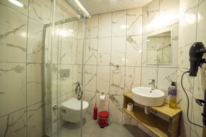 Kahden hengen standard-huone | Kylpyhuone | Suihku, ilmaiset hygieniatuotteet, hiustenkuivaaja, tohvelit