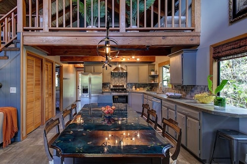 Halehikiola 3 Bedroom Home by RedAwning