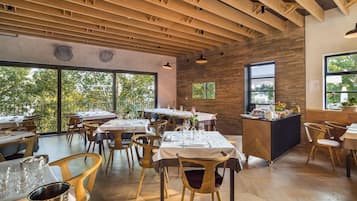 Daily continental breakfast (EUR 15 per person)