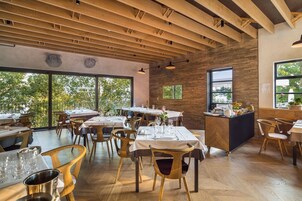 Daily continental breakfast (EUR 15 per person)