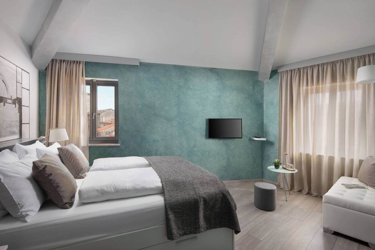 Quarto casal conforto, 1 cama Queen (Mirakul Residence V) | Roupas de cama premium, camas com colchões pillow-top, Wi-Fi de cortesia