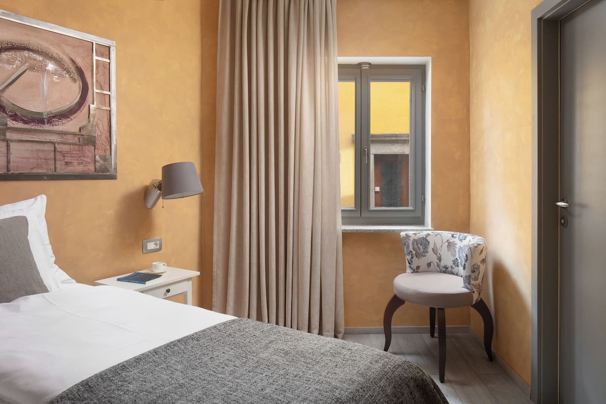 Quarto casal conforto, 1 cama Queen | Roupas de cama premium, camas com colchões pillow-top, Wi-Fi de cortesia