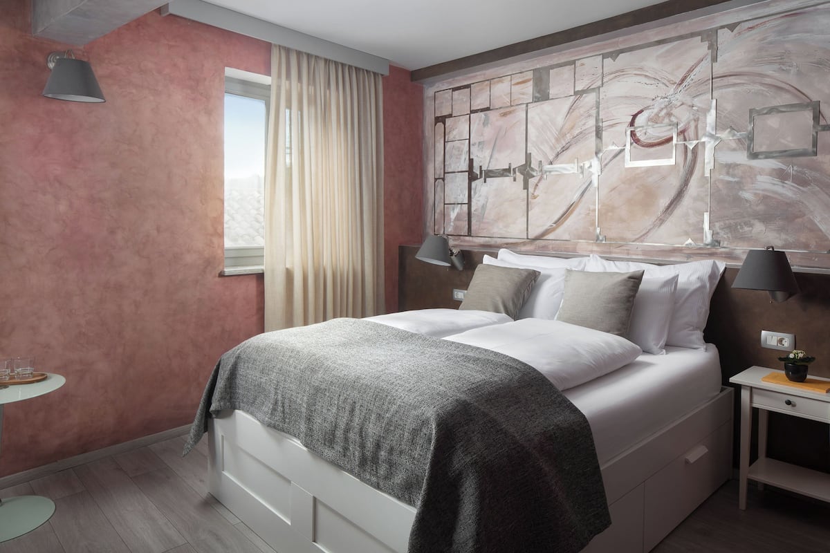 Quarto casal conforto, 1 cama Queen | Roupas de cama premium, camas com colchões pillow-top, Wi-Fi de cortesia