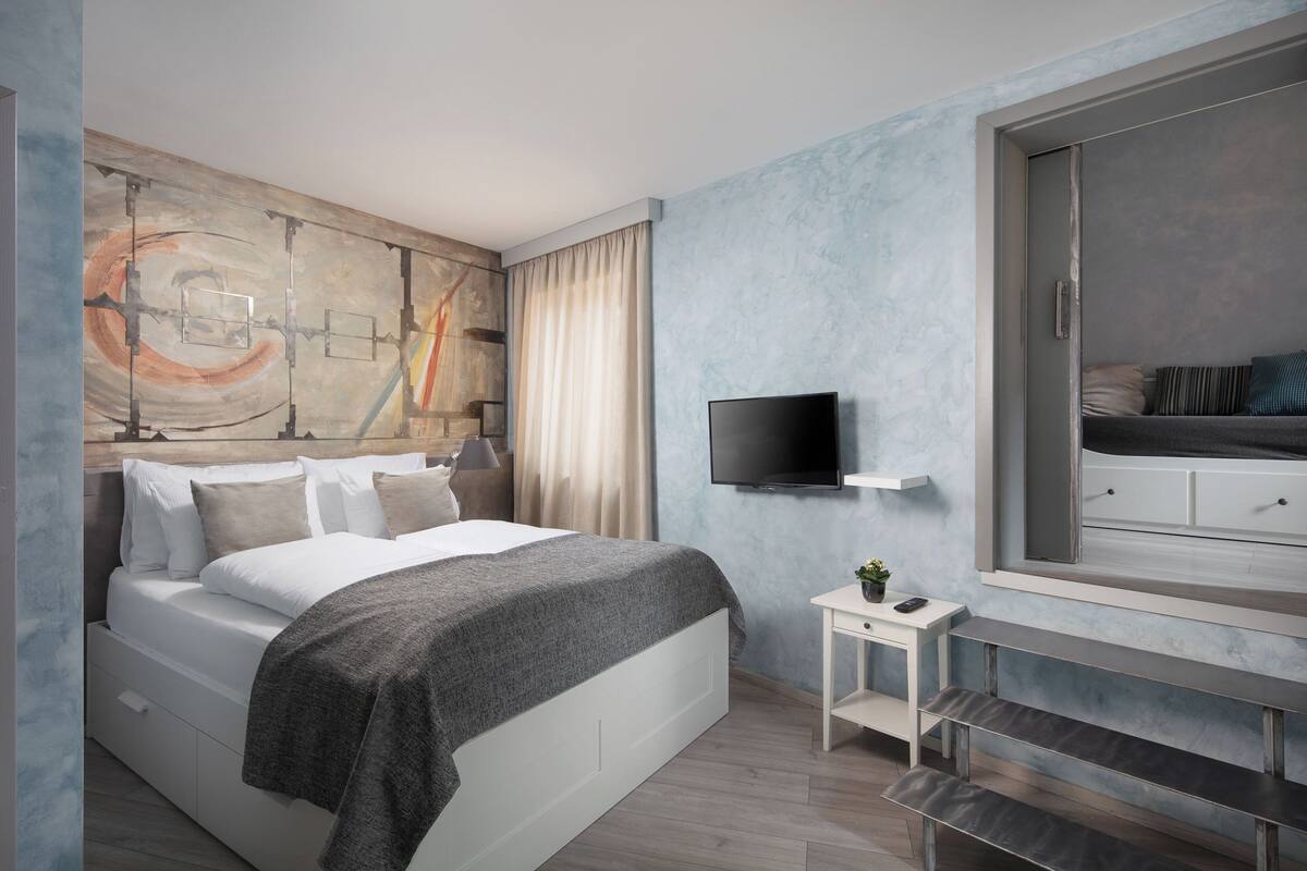 Quarto triplo conforto | Roupas de cama premium, camas com colchões pillow-top, Wi-Fi de cortesia
