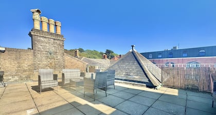 Roof Terrace Two Bedroom Apartment - Walk to Beach