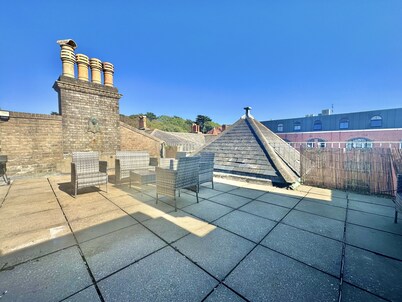 Roof Terrace Two Bedroom Apartment - Walk to Beach