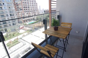 Outdoor dining - Cozy Retreat: Stylish 1BR Apt (Esenyurt)