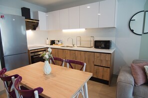 Fridge, oven, stovetop, dishwasher