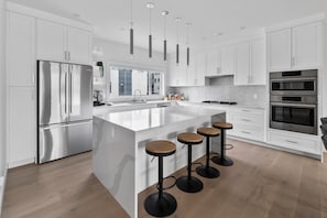 Refrigerador, microondas, horno y parrilla de estufa 