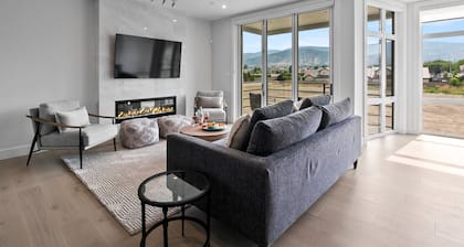 Modern Luxury Townhouse Large rooftop & Elevator with 4 bedrooms