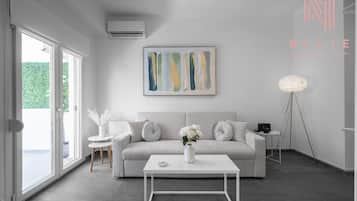 Deluxe Apartment | Living area | Flat-screen TV