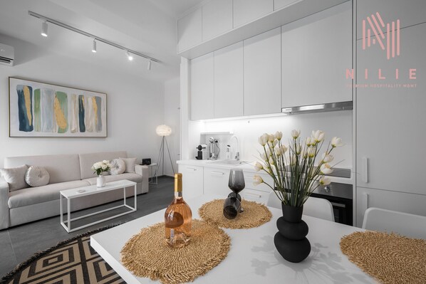Deluxe Apartment | Private kitchen | Electric kettle, toaster - Lusso Bianco Nilie Hospitality MGMT (Thessaloniki)