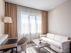 Habitación superior con 1 cama doble o 2 individuales, 1 habitación, no fumadores | Ropa de cama de alta calidad, minibar, caja fuerte y escritorio