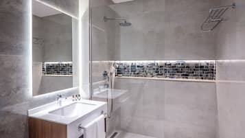 Ducha, artículos de tocador gratuitos, secador de pelo, batas