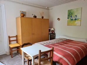 1 bedroom, free WiFi, bed sheets