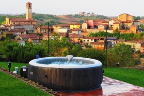 Outdoor spa tub - VITA BELLA PROPERTY (Castagnole Monferrato)