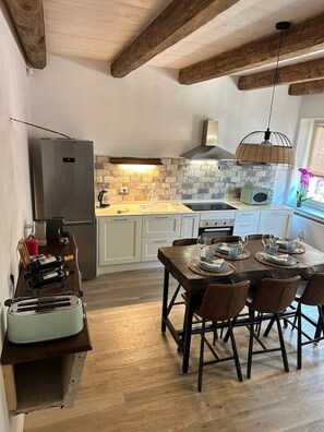 Fridge, microwave, oven, stovetop - VITA BELLA PROPERTY (Castagnole Monferrato)