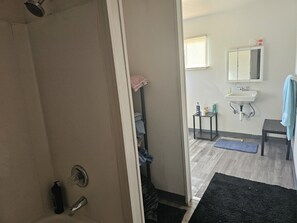 Hair dryer, towels, shampoo, toilet paper -  Toledo ohio  Home close to everything Parks etc
backyard- fellowship  (Toledo)