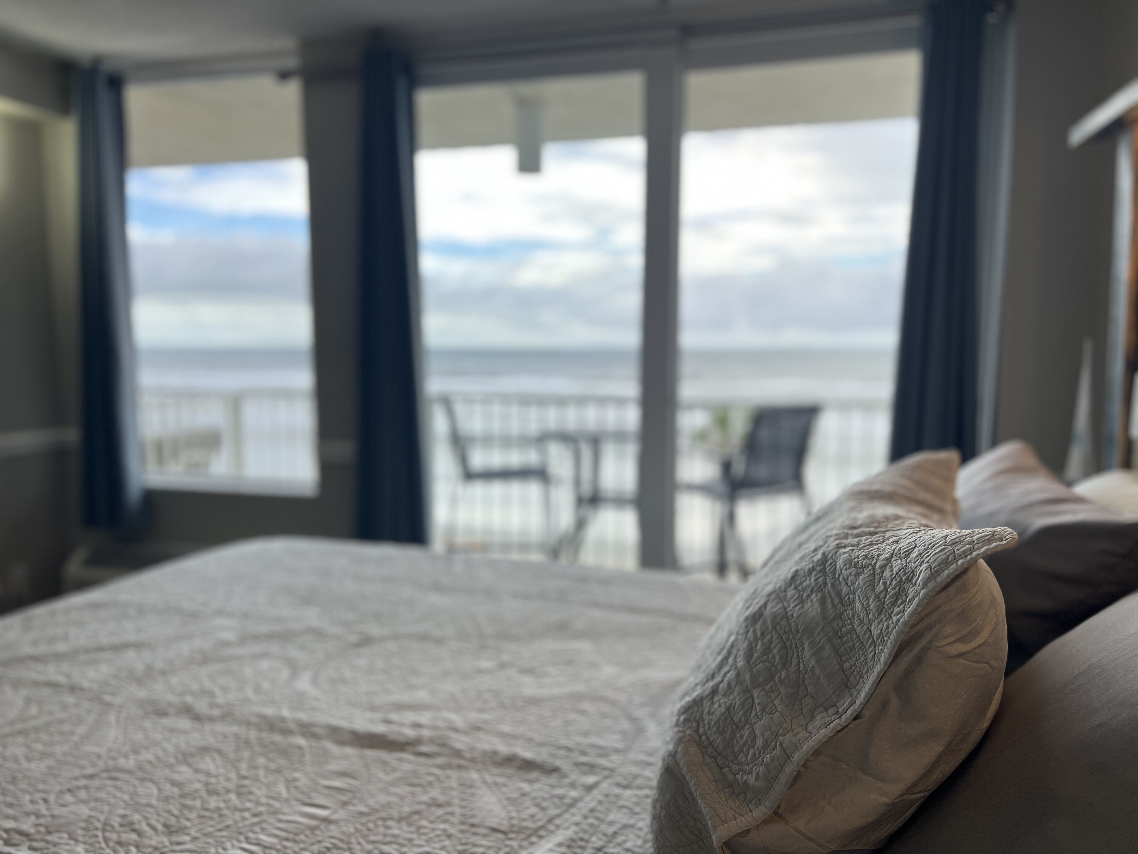 Tabla de planchar con plancha, wifi gratis, ropa de cama