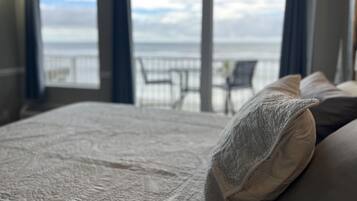 Tabla de planchar con plancha, wifi gratis, ropa de cama