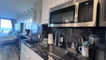 Kühlschrank, Mikrowelle, Herdplatte, Wasserkocher mit Kaffee-/Teezubehör