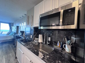 Geladeira, micro-ondas, cooktop, cafeteira/chaleira