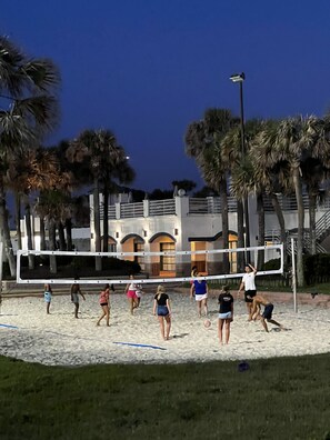 Sports court - Beachfront Escape you need, Relax in the adorable condo overlooking the ocean and pool. With a cute kitchenette, relaxing living area, smart TVs, and thoughtful touches throughout, it’s the perfect blend of comfort and relaxation. (Daytona Beach)