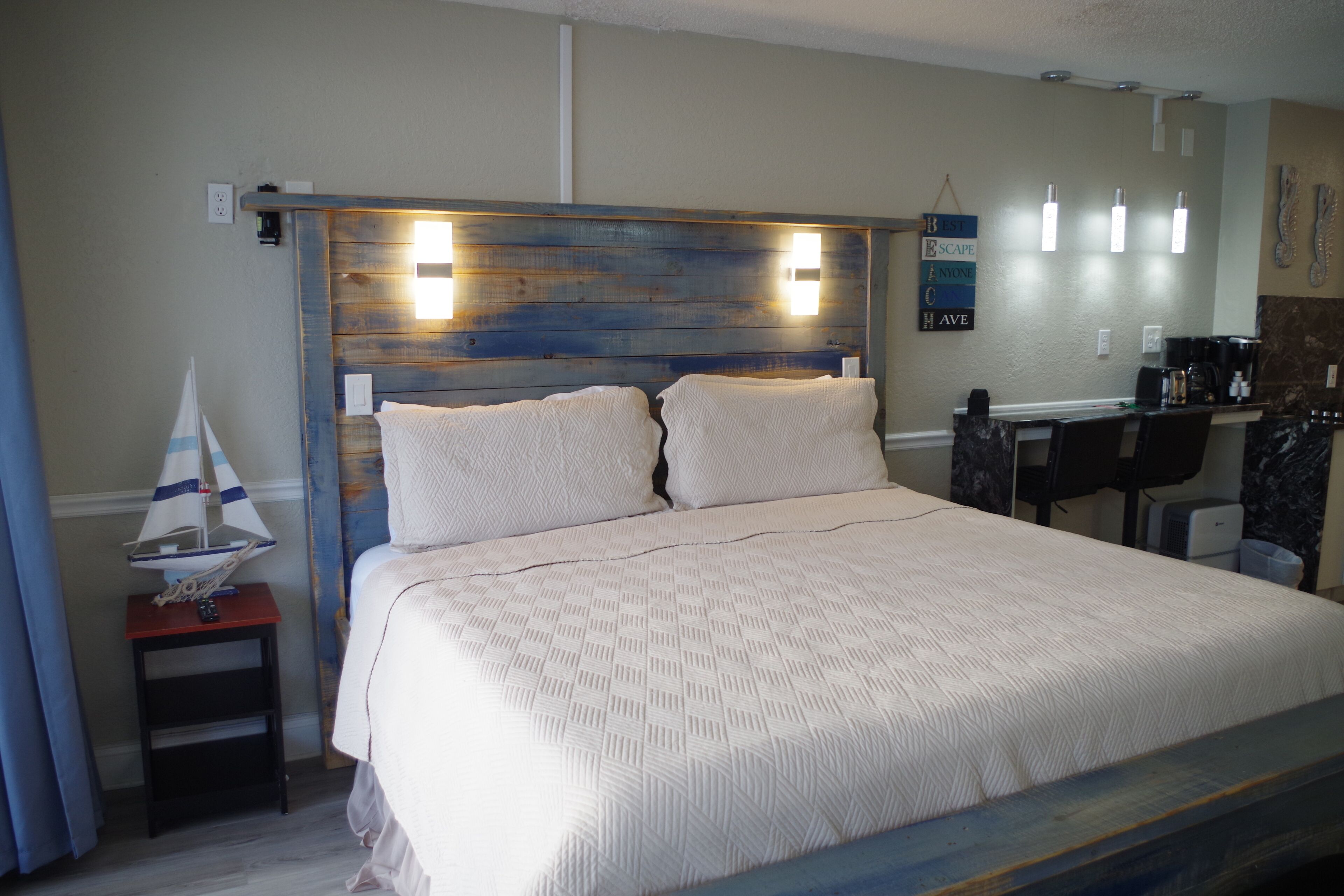 Tabla de planchar con plancha, wifi gratis, ropa de cama