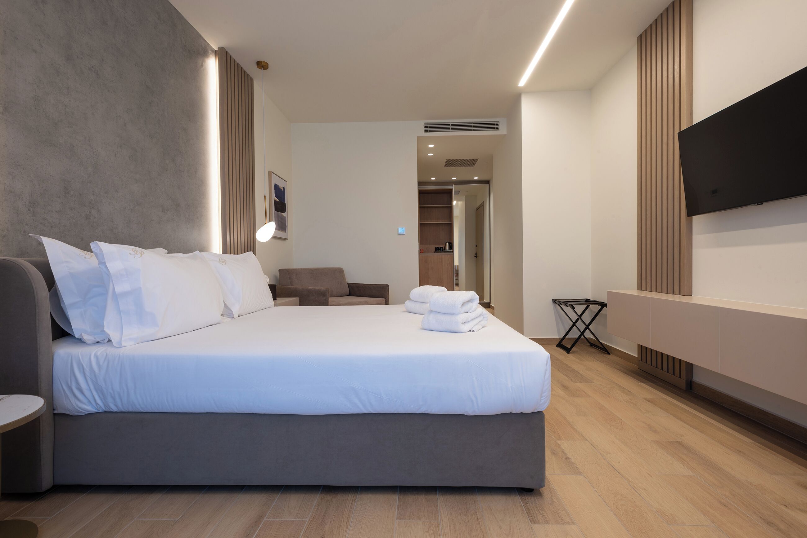 Kahden hengen deluxe-huone, 1 keskisuuri parisänky | Minibaari, tallelokero huoneessa, pimennysverhot, äänieristys