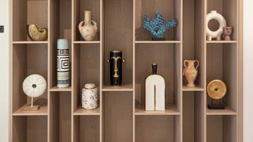 Una estantería de madera con diversos objetos decorativos.
