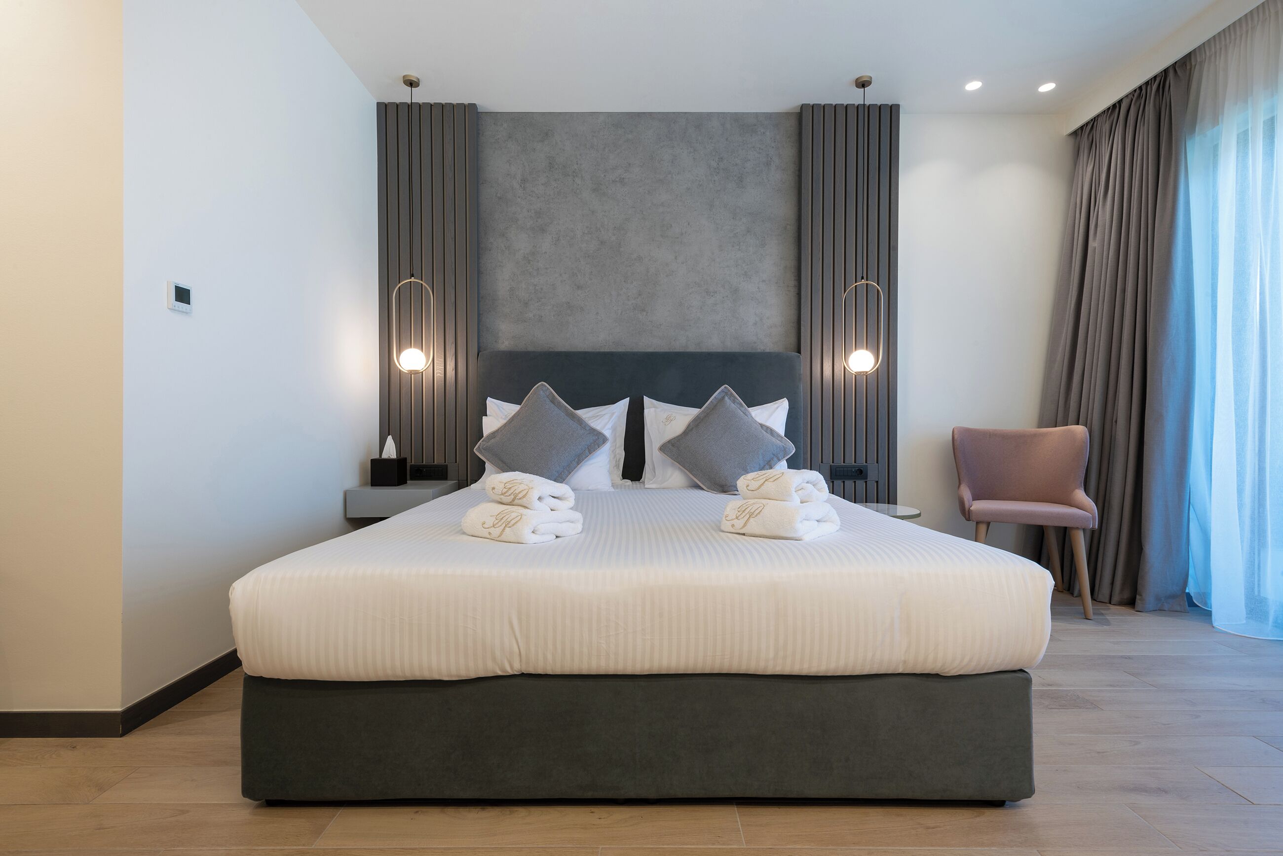 Comfort Suite | Minibar, värdeförvaringsskåp på rummet och mörkläggningsgardiner