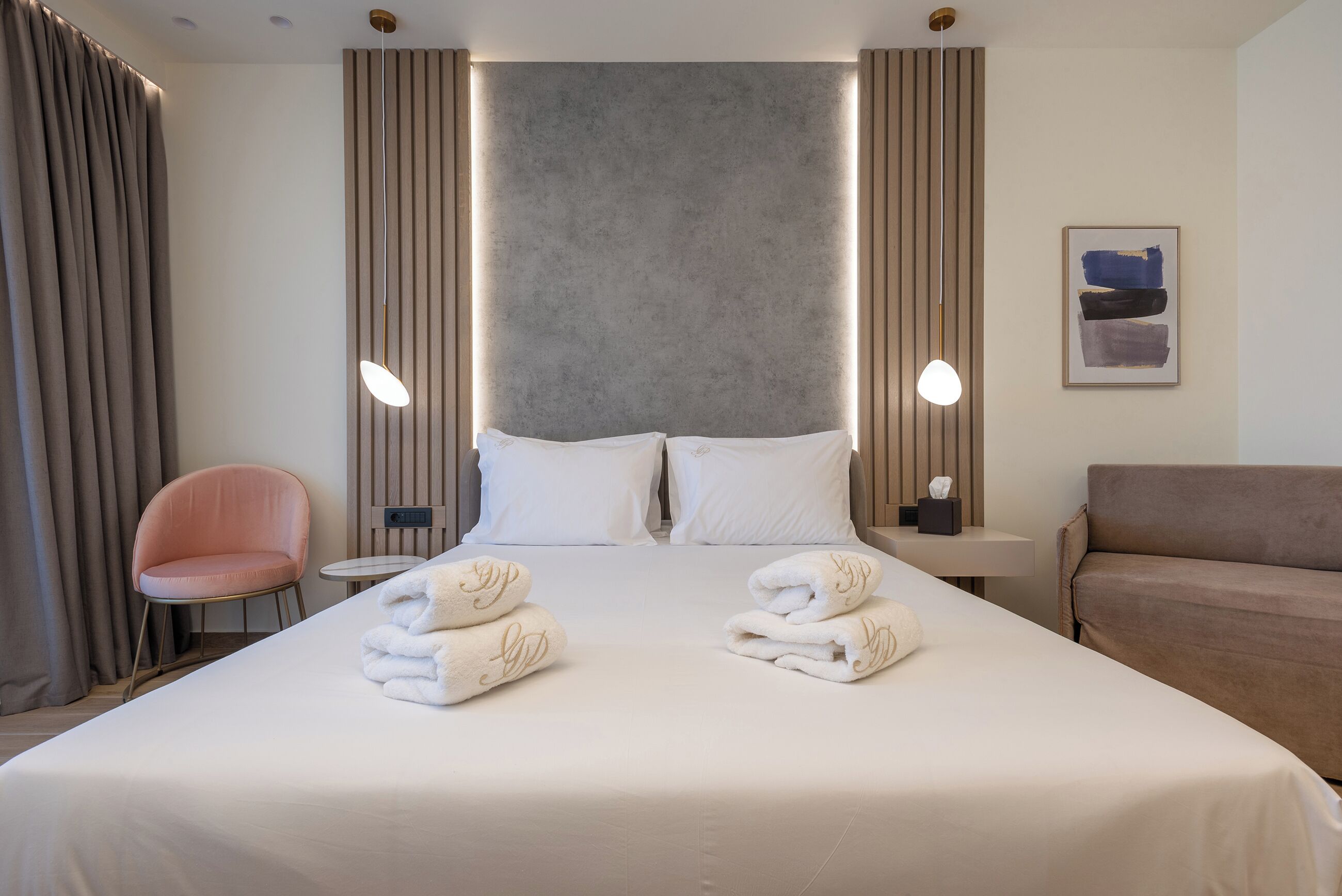 Minibar, värdeförvaringsskåp på rummet och mörkläggningsgardiner