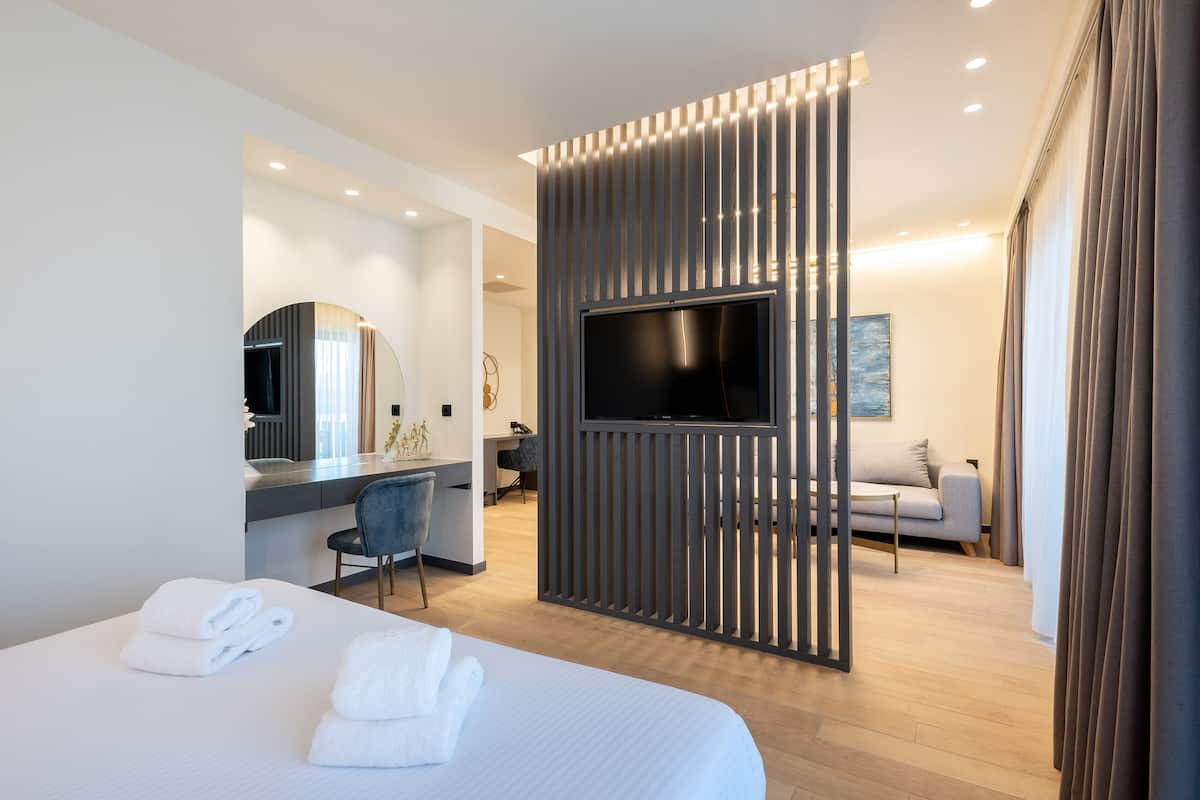 Minibar, caja de seguridad en la habitación y cortinas blackout